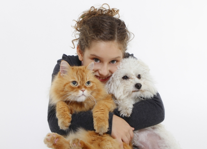 jeune femme tennant un chat et un chien dans ses bras - supercroquettes